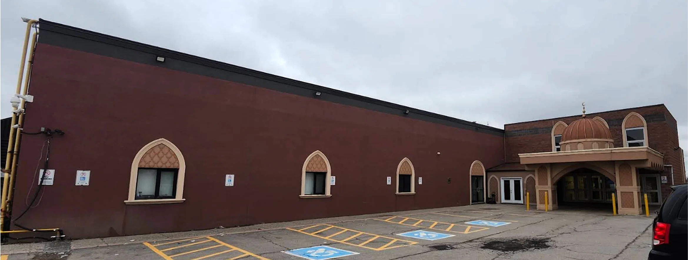 Exterior view of Hamilton Mountain Masjid Hamilton building